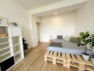 pokoj / ložnice s dřevěná podlaha