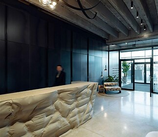 Komerční prostory s terasou o celkové ploše 95,8 m² ve 3. podlaží budovy