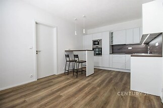 kuchyně s bílé skříně, trouba, backsplash, dřevěná podlaha, a deformace