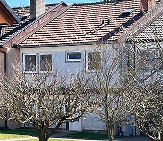 Řadový rodinný dům s částečně obnovovanou střechou, plastová okna a malé zahrady, vhodné pro moderní bydlení a rekonstrukci.