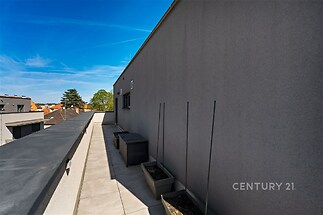 Střešní terasa s moderní dlažbou nabízí soukromí a prostor pro relaxaci, výhledy na město, vhodné pro letní posezení.