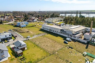 Volný stavební pozemek s výhledem na vodní plochu, klidná lokalita, blízkost přírody, ideální pro stavbu rodinného domu.