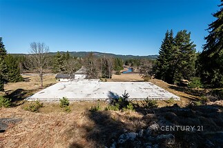 Stavební pozemek s nádherným výhledem na okolní přírodu, ideální pro nový projekt. Bez zastavěné plochy, nabízí klidné prostředí s výhledem na lesy.