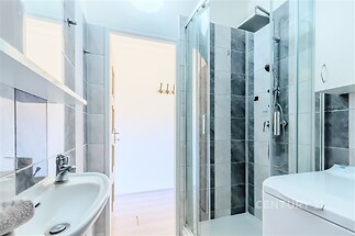 Sprchový kout v koupelně s WC