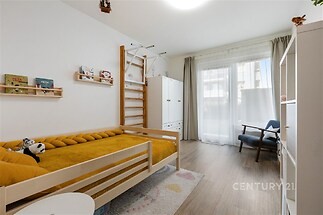 Jedna z ložnic sloužící jako dětský pokoj s výstupem na terasu