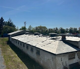 Průmyslová budova s plochou střechou, situovaná v klidném prostředí. Budova je vhodná k rekonstrukci, nabízí potenciál pro skladovací prostory.