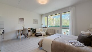 Světlý obývací pokoj s parketovou podlahou, velká okna nabízejí krásný výhled, moderní nábytek a neutrální dekorace vytvářejí útulnou atmosféru.