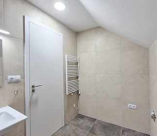 bathroomc.jpg