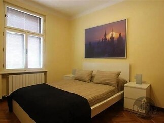 pokoj / ložnice s radiátor, přirozené světlo, a parketová podlaha