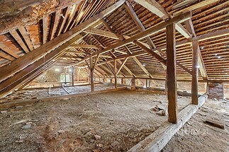 Prostorná nevyužitá půda, staré dřevěné trámy, původní cihlové zdi, možnost rekonstrukce, vhodné pro úložný prostor nebo vestavbu