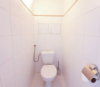 10-toilet.jpg