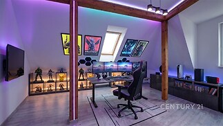 Moderní herní pokoj s parketovou podlahou, futuristickým osvětlením a velkými okny. Stylová dekorace a ergonomický nábytek pro maximální komfort.