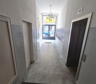 Vstupní hala s mramorovou dlažbou