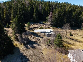 Základy venkovního domu zasazené v přírodní krajině uprostřed lesa, ideální pro stavbu rekreační chaty v klidném prostředí.