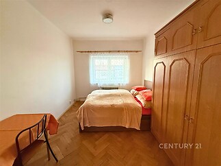 Ložnice s výhledem na panorama Prahy