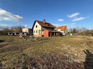 Na pozemku se nechází dům s vydaným demoličním výměrem