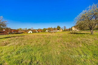 Stavební parcela na prodej, rovinatý terén, klidná lokalita, vhodné pro rodinný dům, krásná příroda, blízkost zástavby.
