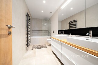 Hlavní koupelna s vanou