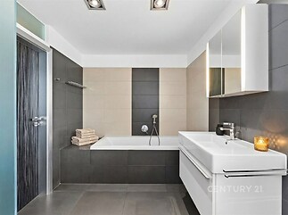 Koupelna s vanou, sprchovým koutem