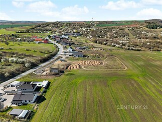 Stavební parcela na venkově s krásným výhledem, rovinatým terénem a okolní přírodou, ideální pro rodinný dům nebo investiční záměr.