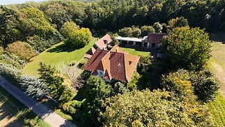 pohled na pozemek a hájenku