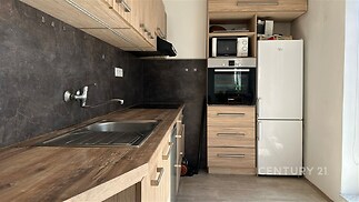 Kuchyň s moderními vestavěnými spotřebiči