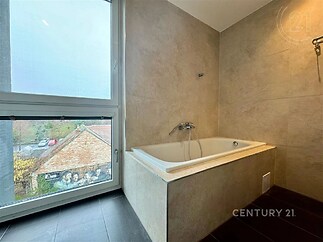 vana s přirozené světlo, kachličková podlaha, a vana