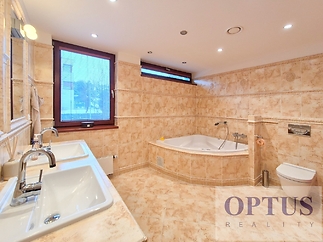 bathroom1a.jpg