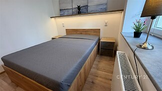 Ložnice u obývacího pokoje