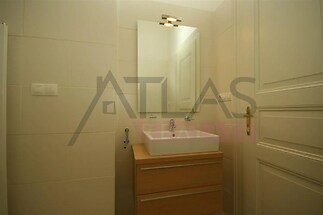 vana s zrcadlo, skříňka pod dřez, a dřez