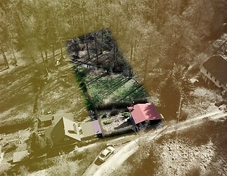 Zahrada s chatou na lesním pozemku, okolní příroda, klidná lokalita, vhodné pro rekreaci a relaxaci.