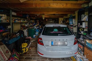Nadstandardní garáž pro 2 auta a úložný prosotr
