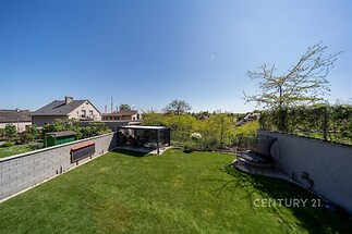 Výhled z terasy na zahradu