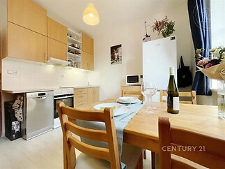 jídelna s dřevěná podlaha