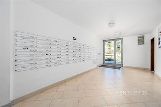 Vstupní hala s dlažbou, světlý prostor, moderní design, poštovní schránky, prosklené vstupní dveře, dobrý stav