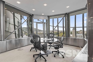 Kancelář s výhledem na Vltavu a Pražský hrad v ikonickém Tančícím domě