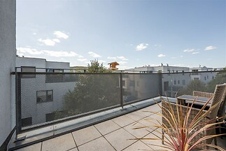 Balkón s jižní i západní orientací s přístupem z obývacího pokoje