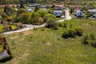 Stavební pozemek v klidné lokalitě s okolní zelení, vhodný pro výstavbu rodinného domu, s blízkostí k místní infrastruktuře.
