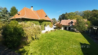 nádvoří s pohledem na hájenku