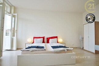 obývací pokoj s dřevěná podlaha a přirozené světlo