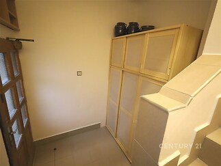Vstupní hala s dřevěnou skříní, dlažbou na podlaze a světlým moderním designem.