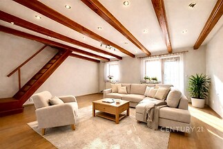 Prostorný obývací pokoj s parketovou podlahou, velkými okny a dřevěnými trámy na stropě, moderní a světlý interiér.