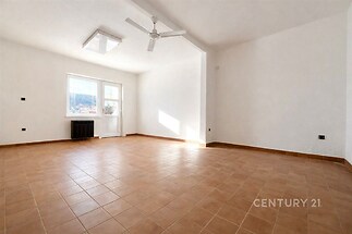 Prostorný obývací pokoj, dlažba, velká okna, světlý interiér, moderní minimalistický design