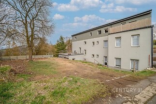 Moderní bytový dům s rekonstrukcí, nabízí velká okna a prostornou zahradu. Klidná lokalita s přírodním okolím a snadným přístupem.