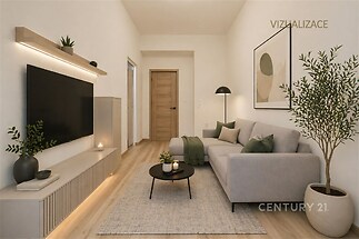 Světlý obývací pokoj s parketovou podlahou, moderní sedačkou a velkou televizí. Minimalistický styl s dřevěnými prvky a elegantní dekorací.