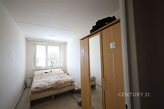Útulná ložnice, světlá s velkými okny, vestavěné skříně, kobercová podlaha, moderní styl