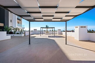 Prostorná střešní terasa s moderní pergolou, dlažbou a výhledem. Skvělá pro venkovní posezení v novostavbě s panoramatickým výhledem na okolí.