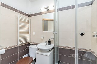 Koupelna s WC a umyvadlem