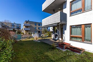 Zahrada s oknem do obývacího pokoje