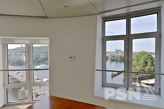 Kancelář s výhledem na Vltavu a Pražský hrad v ikonickém Tančícím domě